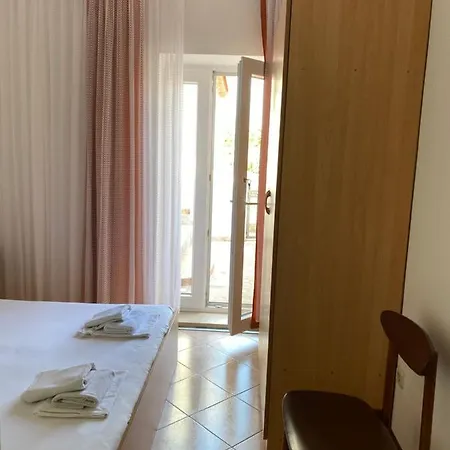 Apatman 4 Palme Starigrad Paklenica