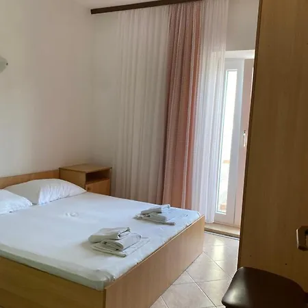 Apatman 4 Palme Starigrad Paklenica