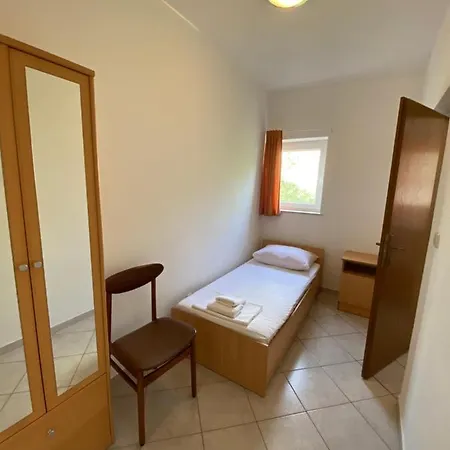 Apatman 4 Palme Starigrad Paklenica